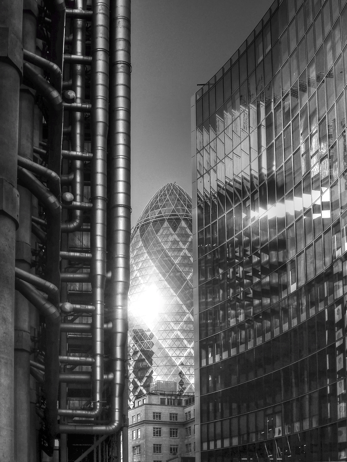 Sony DSC-N2 sample photo. Reflections of money in the city of london photography