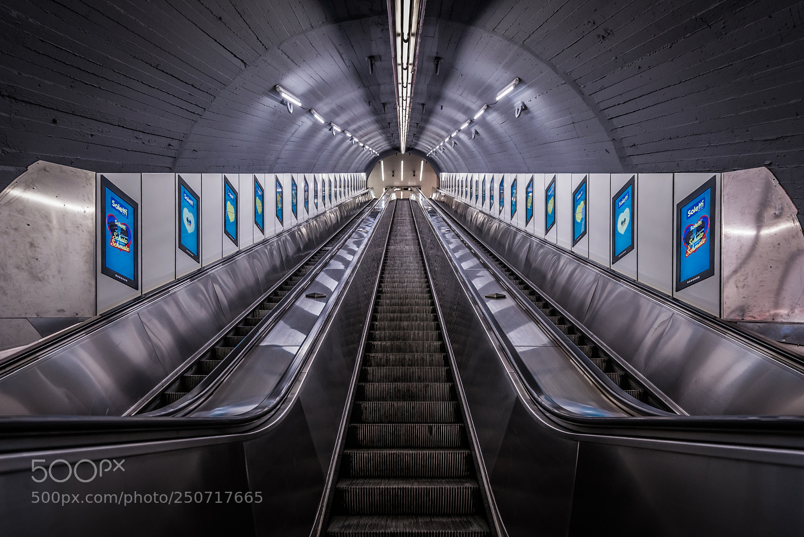 Nikon D800 sample photo. "vienna subway station" photography