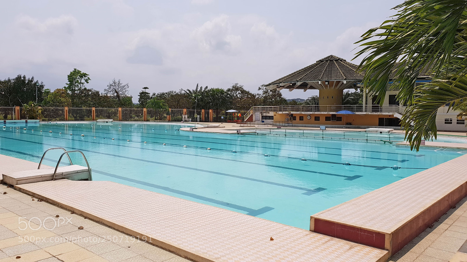 Samsung Galaxy S9 sample photo. An old city pool photography