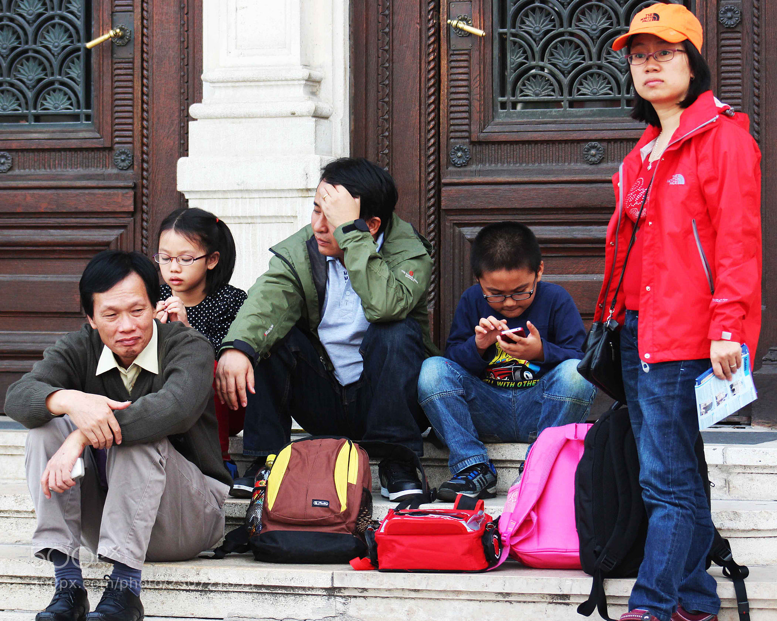 Canon EOS 600D (Rebel EOS T3i / EOS Kiss X5) sample photo. Asian family lost in photography