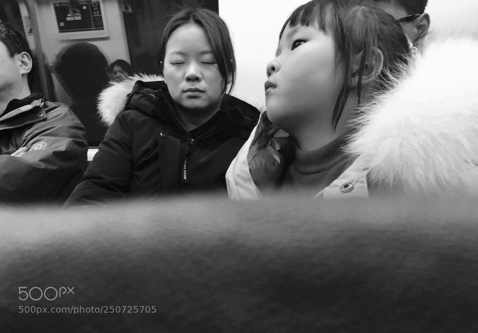 Apple iPhone X sample photo. “地铁上的人” photography