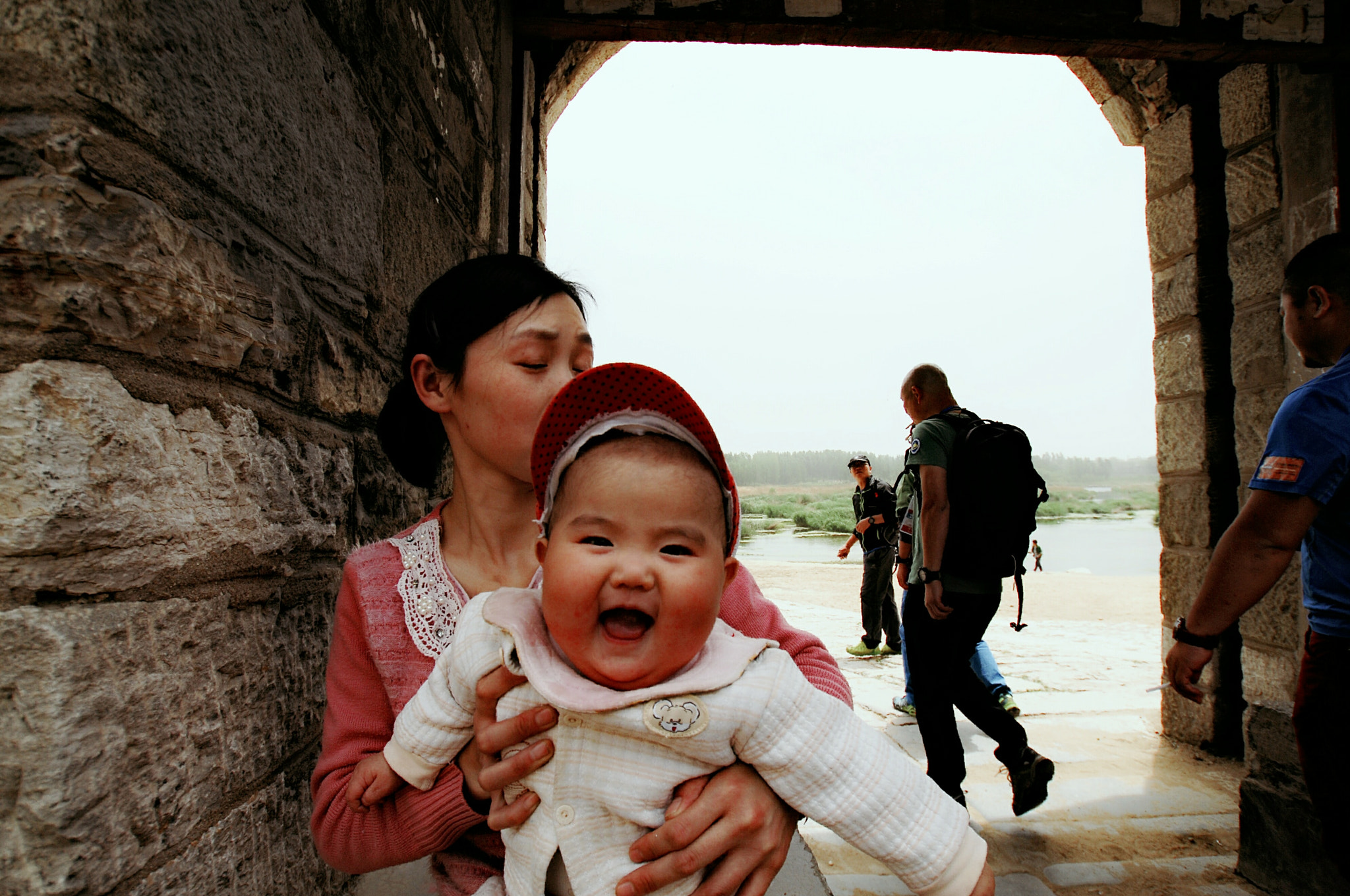 Nikon D2Xs sample photo. 山东省泰安市大汶口镇。寨门下笑成一团的小娃娃。 photography