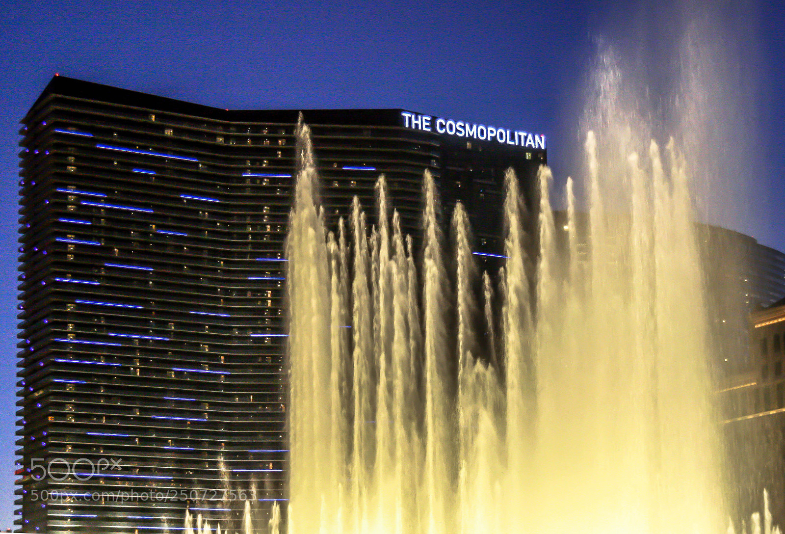 Canon EOS 400D (EOS Digital Rebel XTi / EOS Kiss Digital X) sample photo. Bellagio fountains in front photography