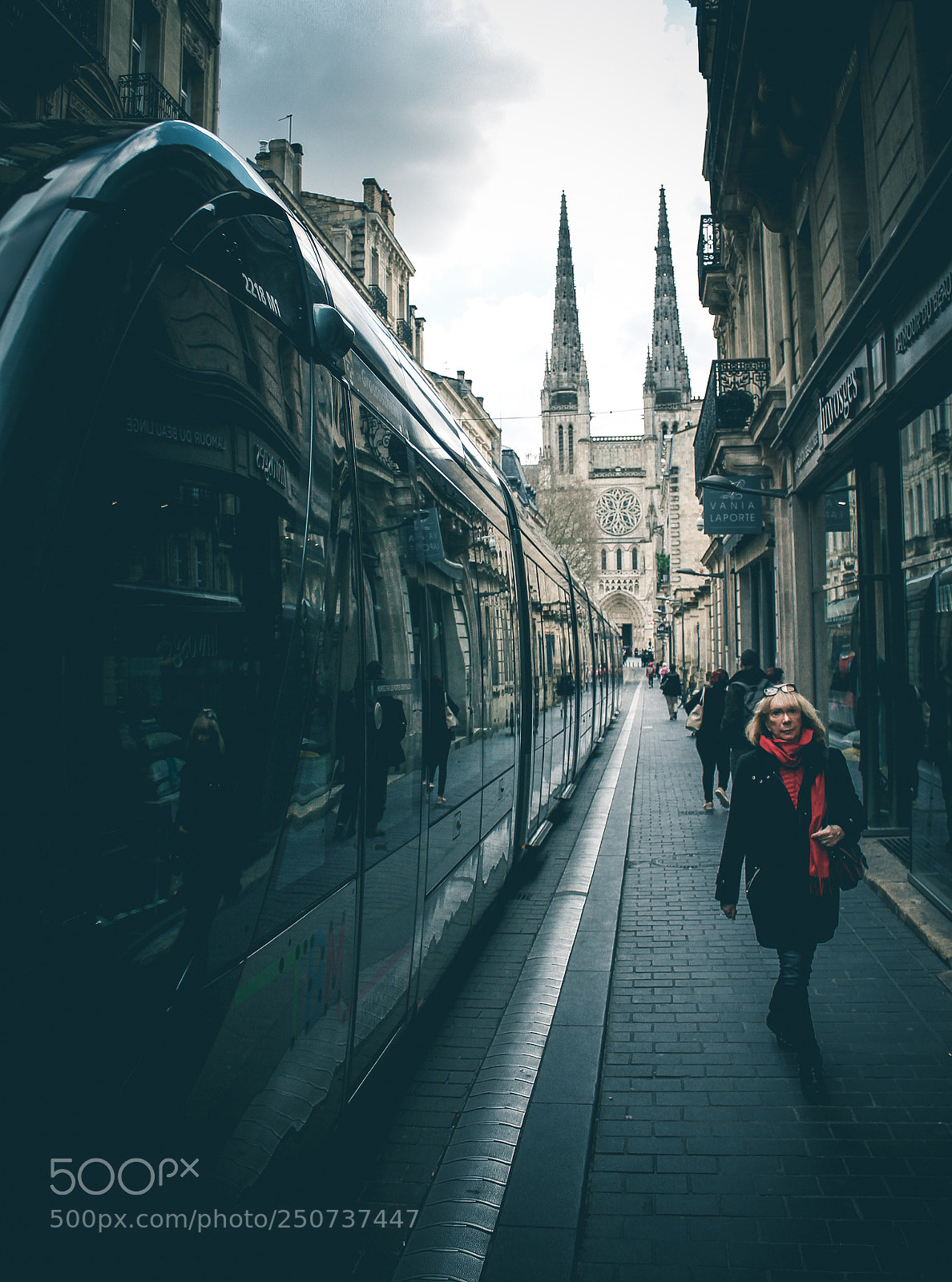 Canon EOS 700D (EOS Rebel T5i / EOS Kiss X7i) sample photo. The tram in bordeaux photography