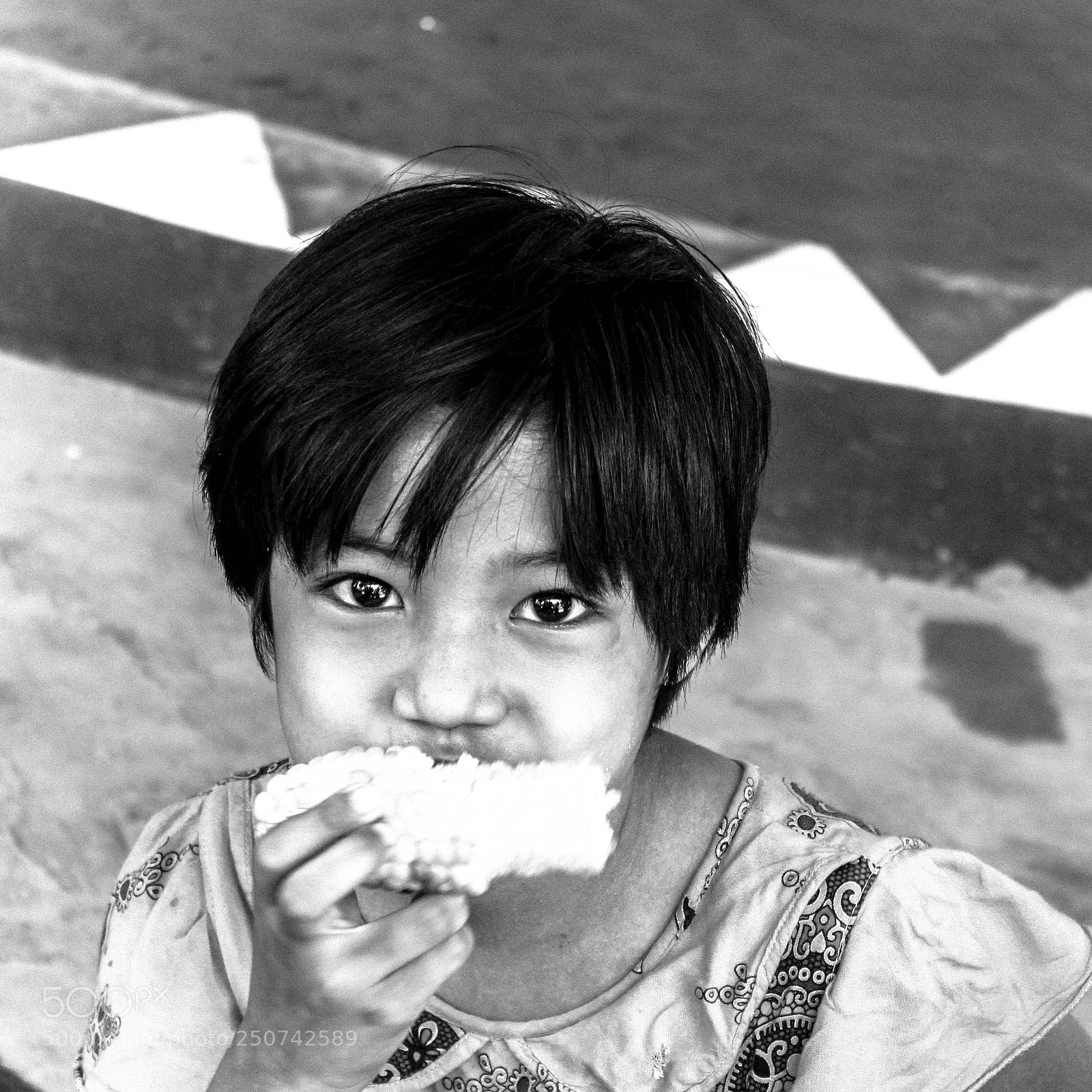 Canon EOS 500D (EOS Rebel T1i / EOS Kiss X3) sample photo. B&w corn girl photography