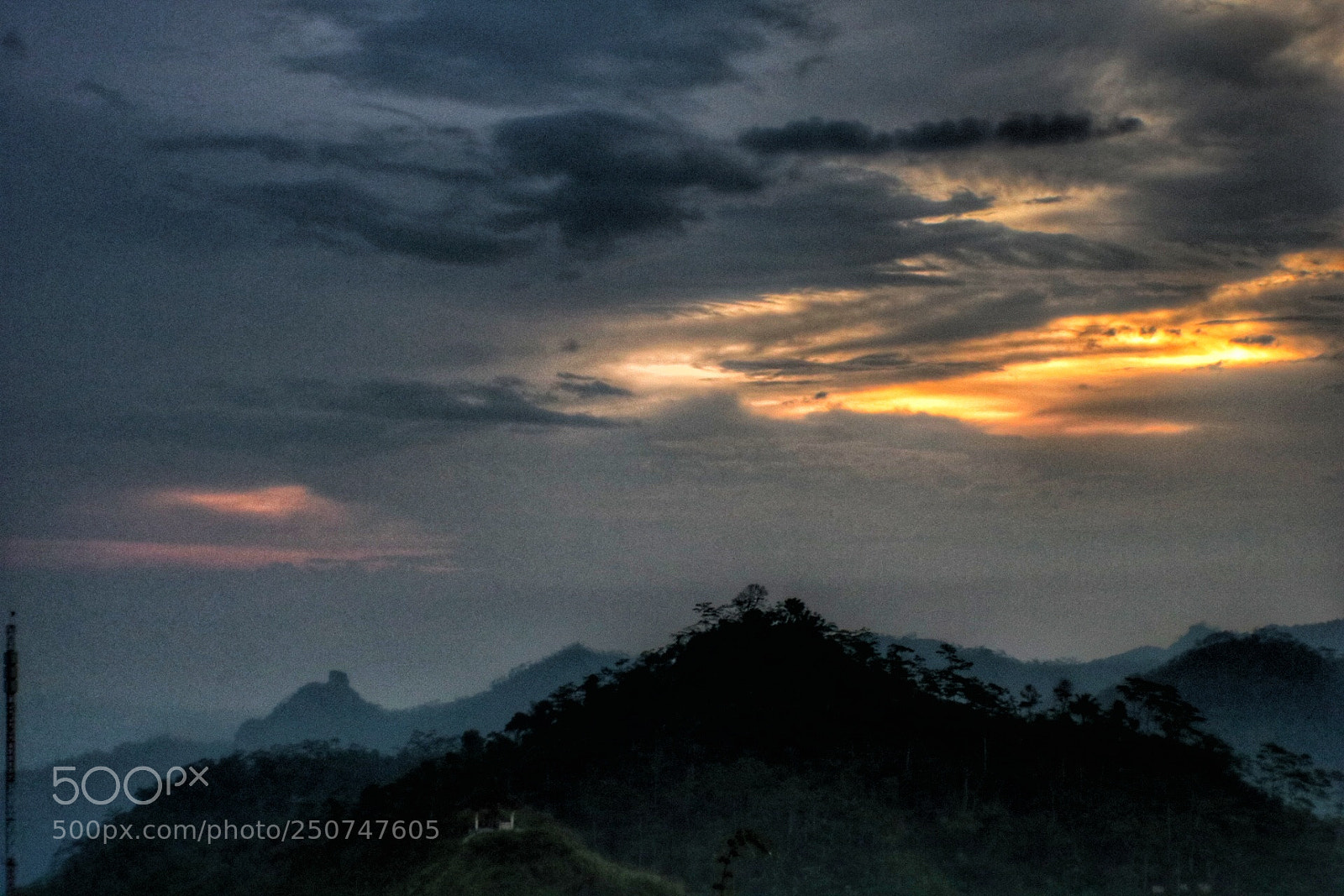 Canon EOS 750D (EOS Rebel T6i / EOS Kiss X8i) sample photo. Sunset at suroloyo photography