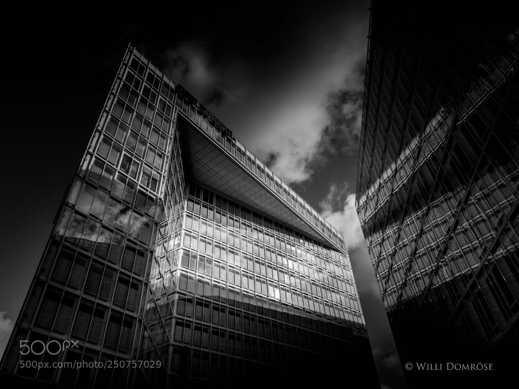 Olympus OM-D E-M1 Mark II sample photo. Spiegel building photography