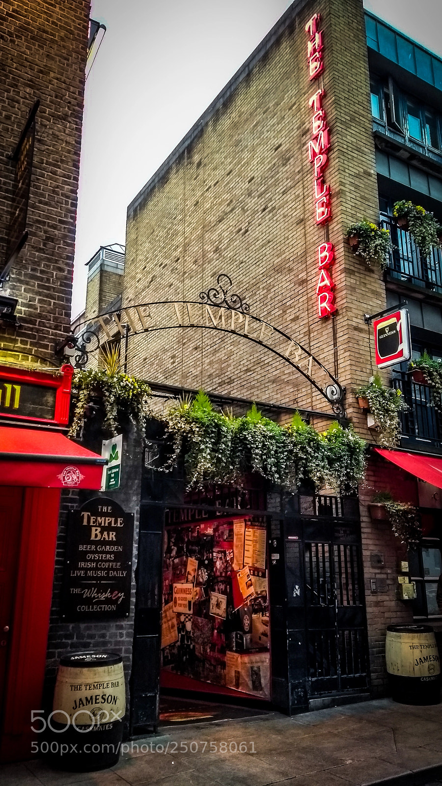 Motorola Moto G (5th Gen) sample photo. The temple bar photography