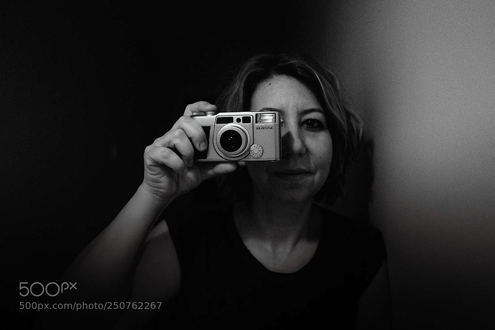 Fujifilm X-Pro2 sample photo. Ponshot camera holding girl photography