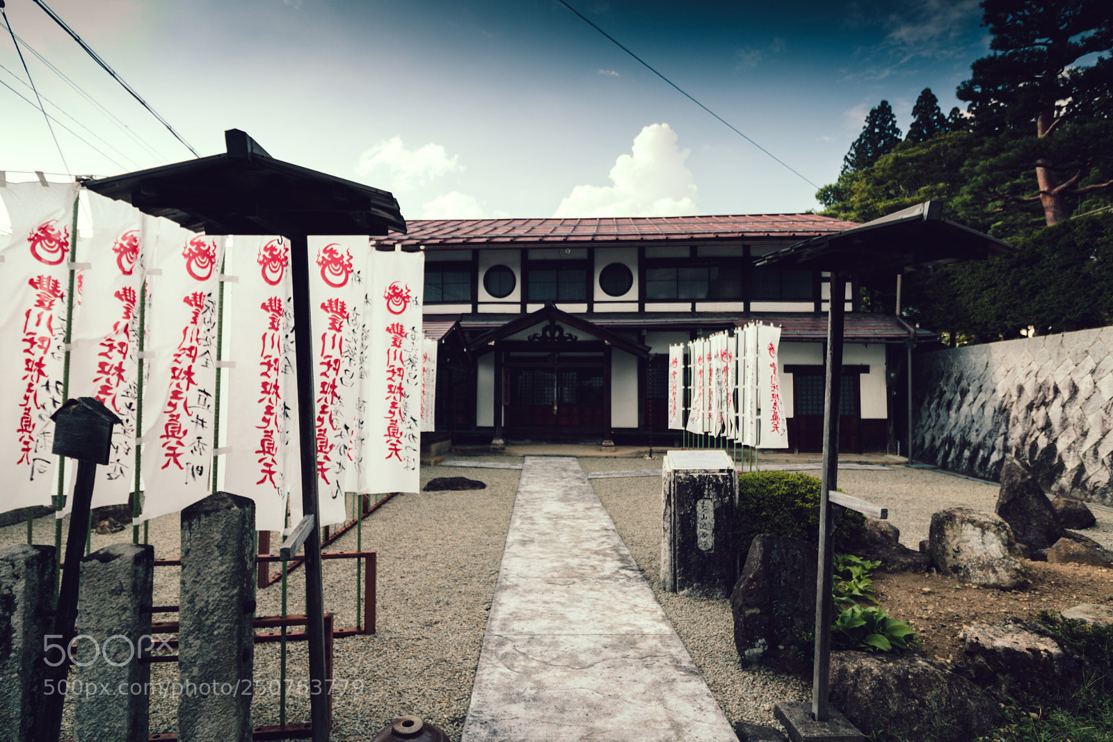 Canon EOS 750D (EOS Rebel T6i / EOS Kiss X8i) sample photo. Takayama temple photography