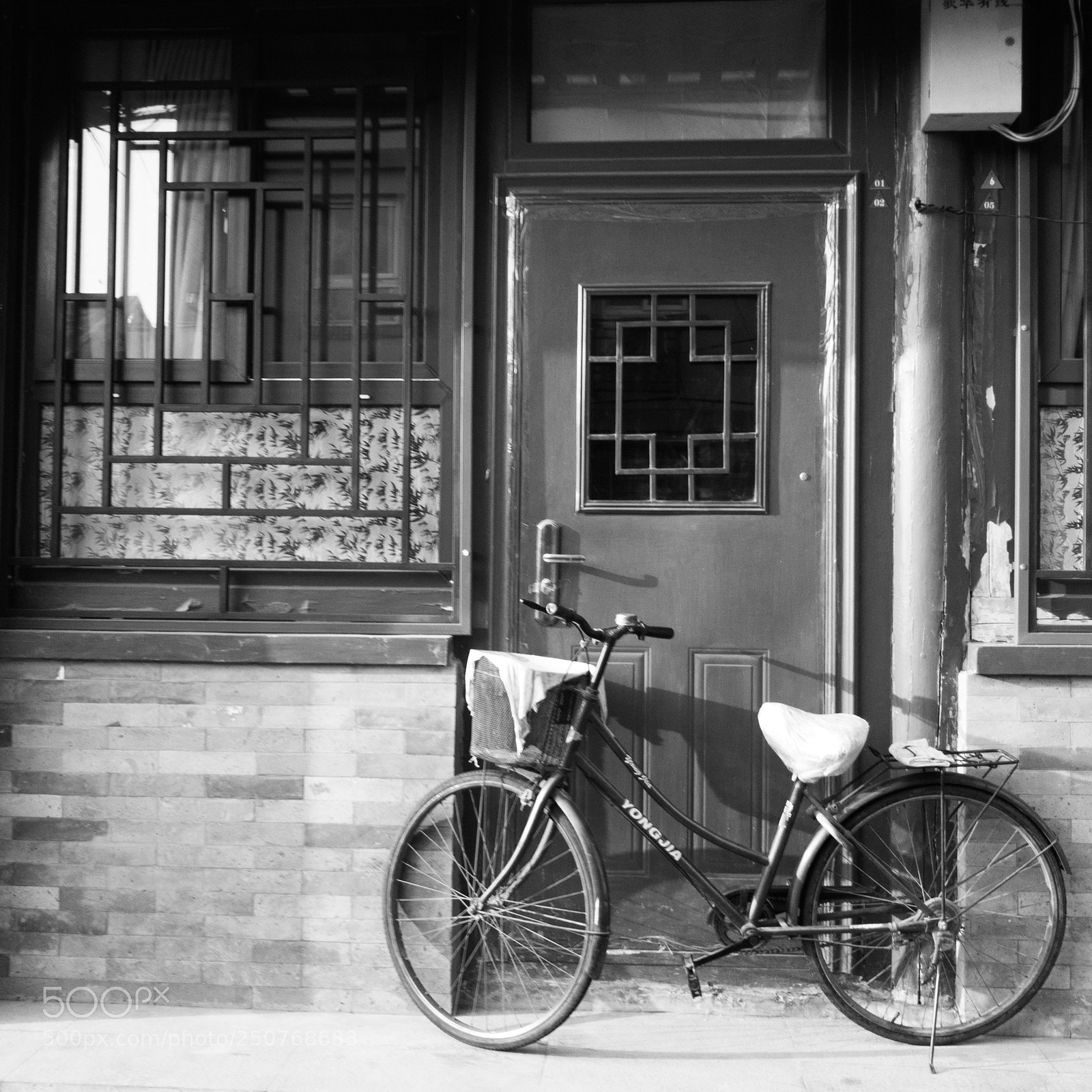 Apple iPhone X sample photo. Bicycle in hutong of photography