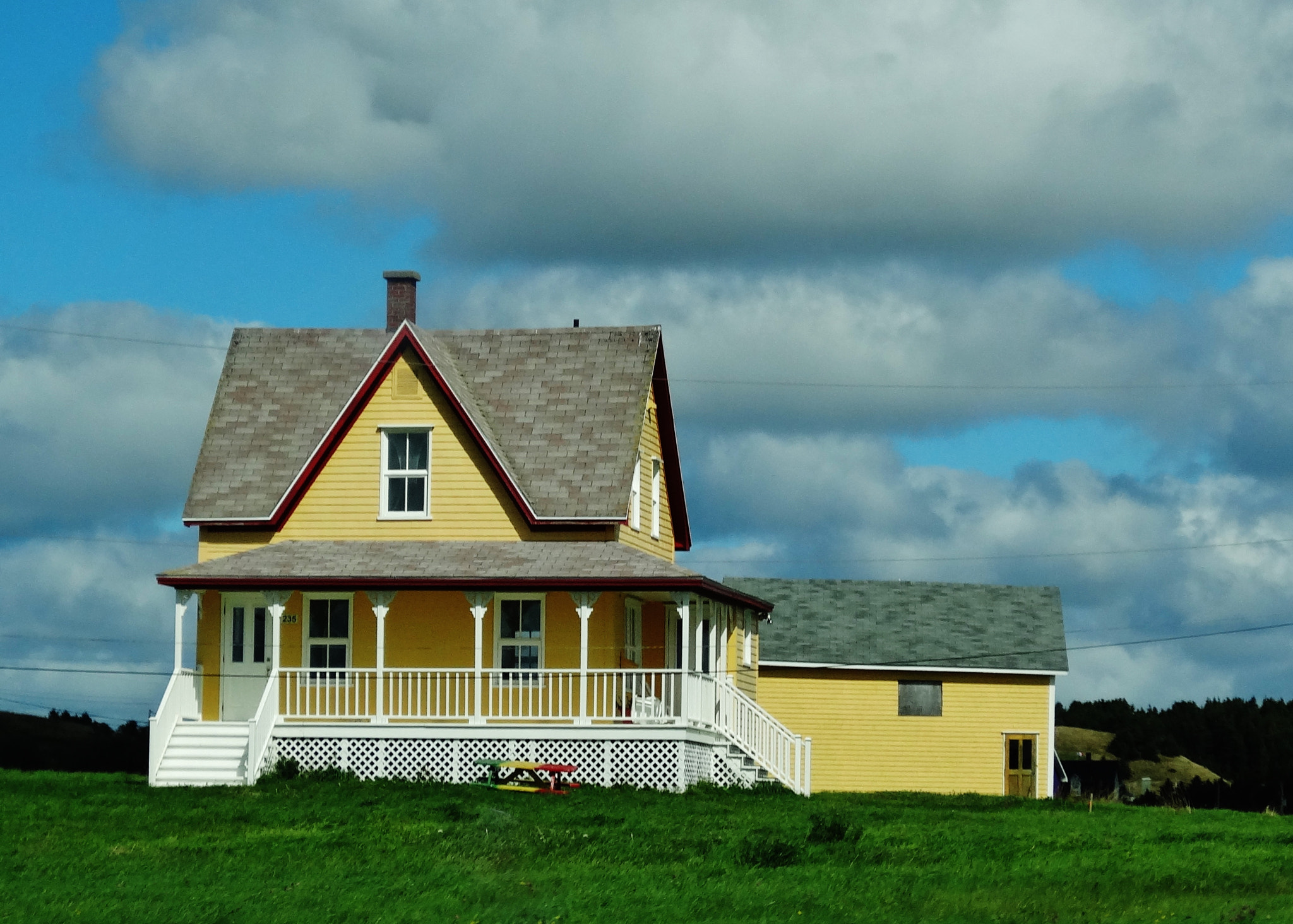 Sony Cyber-shot DSC-HX30V sample photo. Yellow house. photography