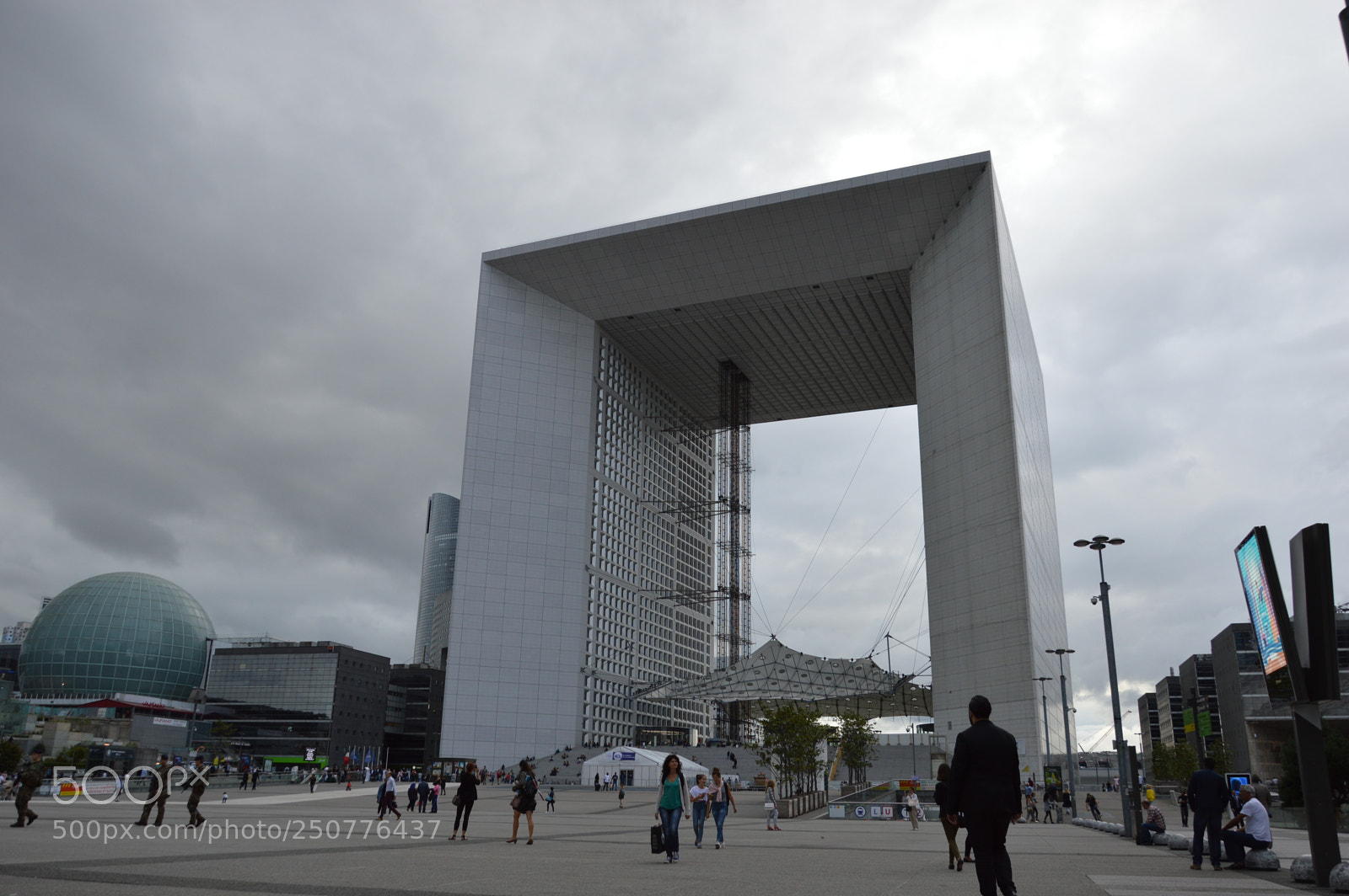 Nikon D3200 sample photo. La défense photography
