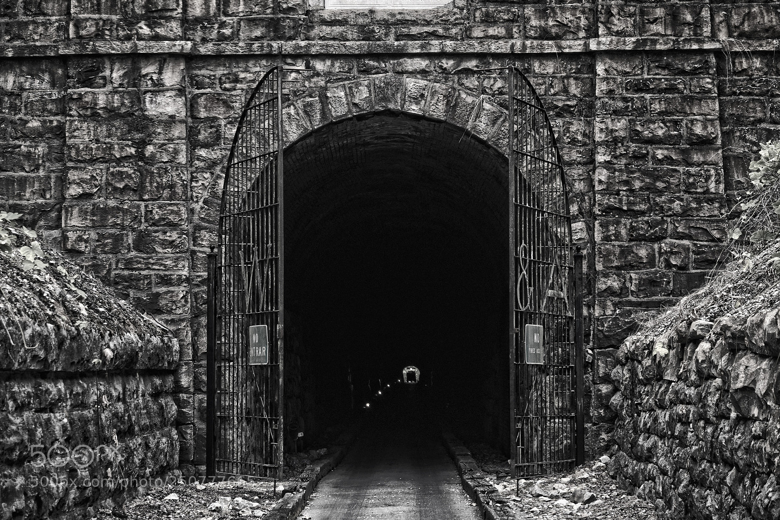 Fujifilm X-E1 sample photo. Entrance to the tunnel photography