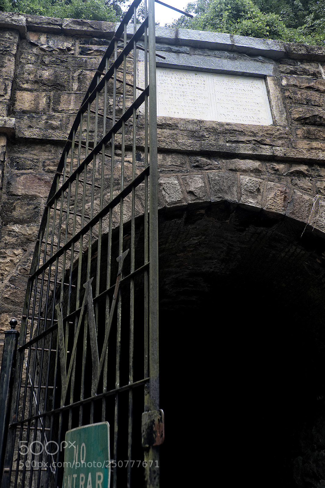 Fujifilm X-E1 sample photo. Entrance to the tunnel photography