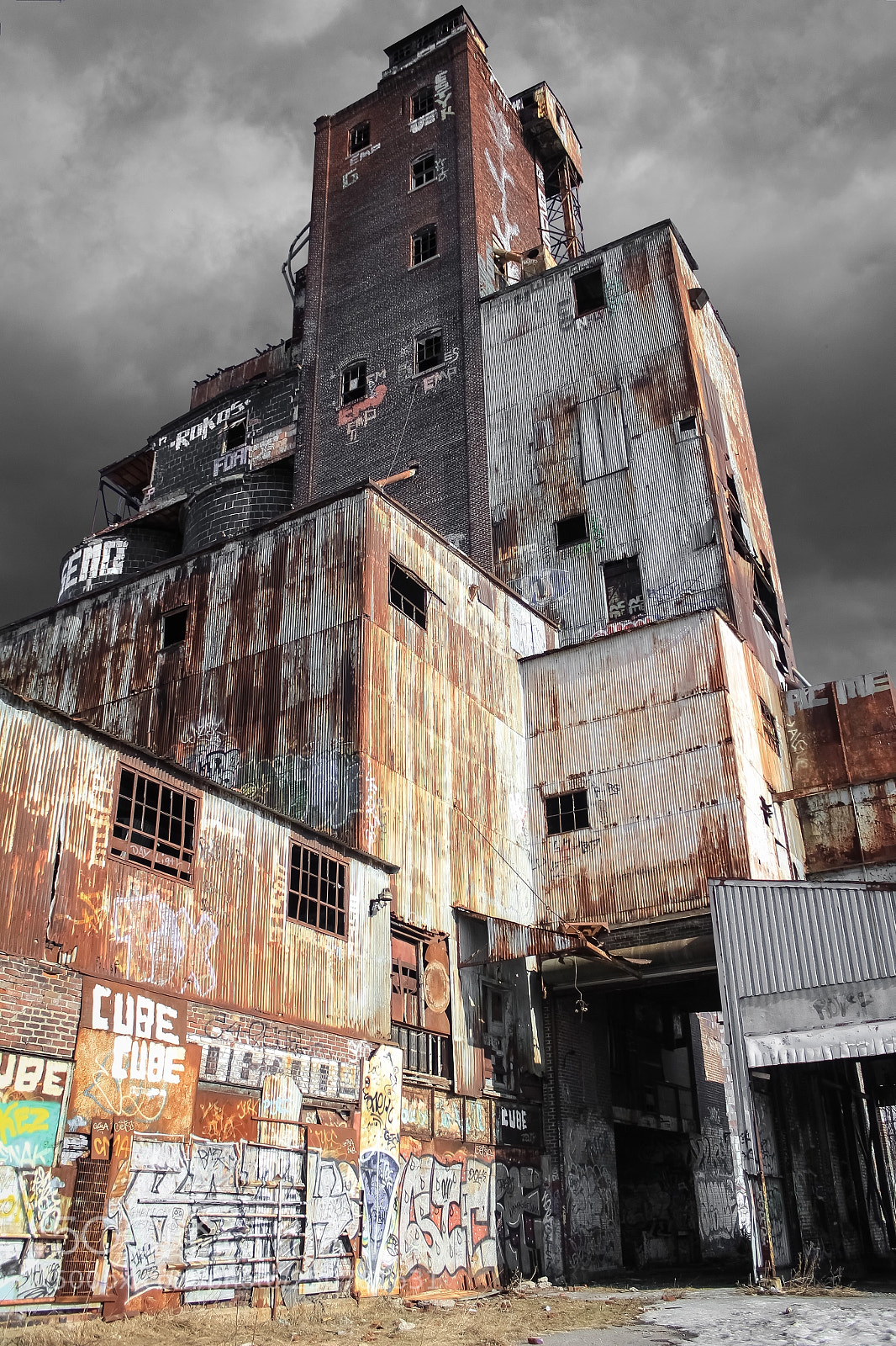 Canon EOS 550D (EOS Rebel T2i / EOS Kiss X4) sample photo. Abandoned warehouse photography