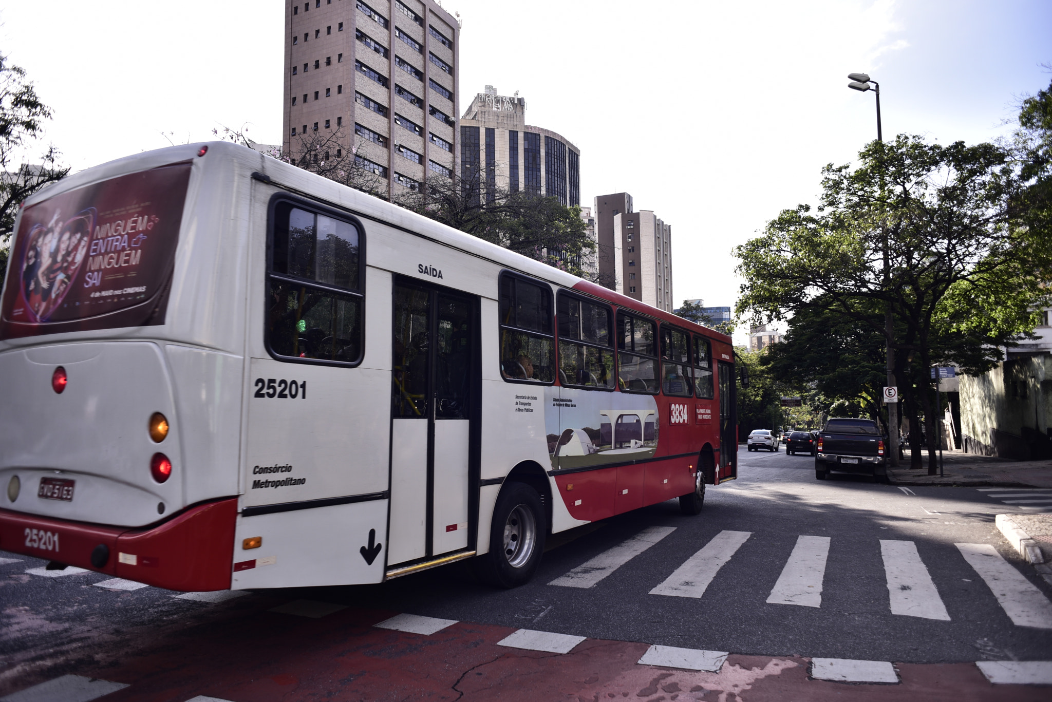 AF Nikkor 24mm f/2.8 sample photo. Ônibus seguindo avenida afonso pena, bh photography