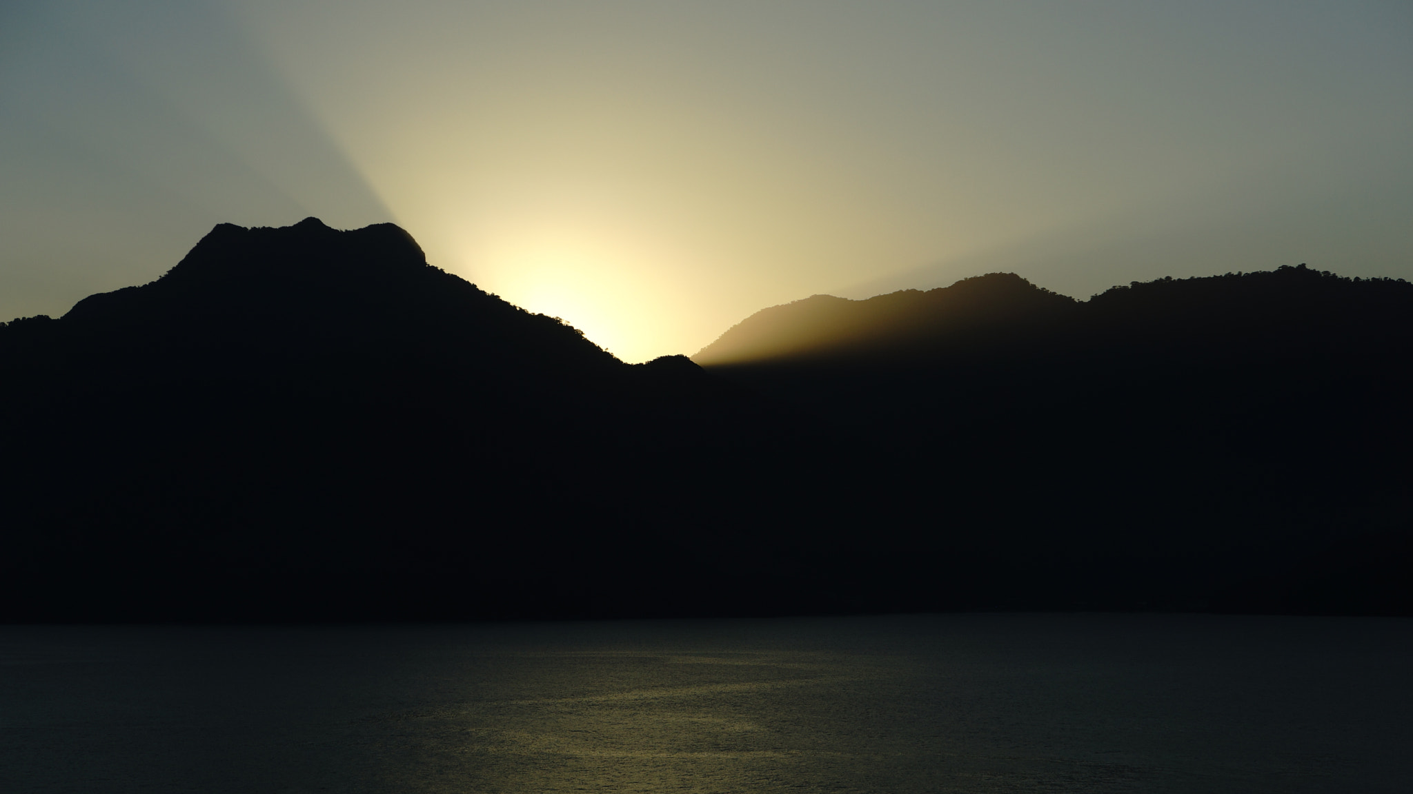 Sony E 18-55mm F3.5-5.6 OSS sample photo. Sun behind the mountain photography