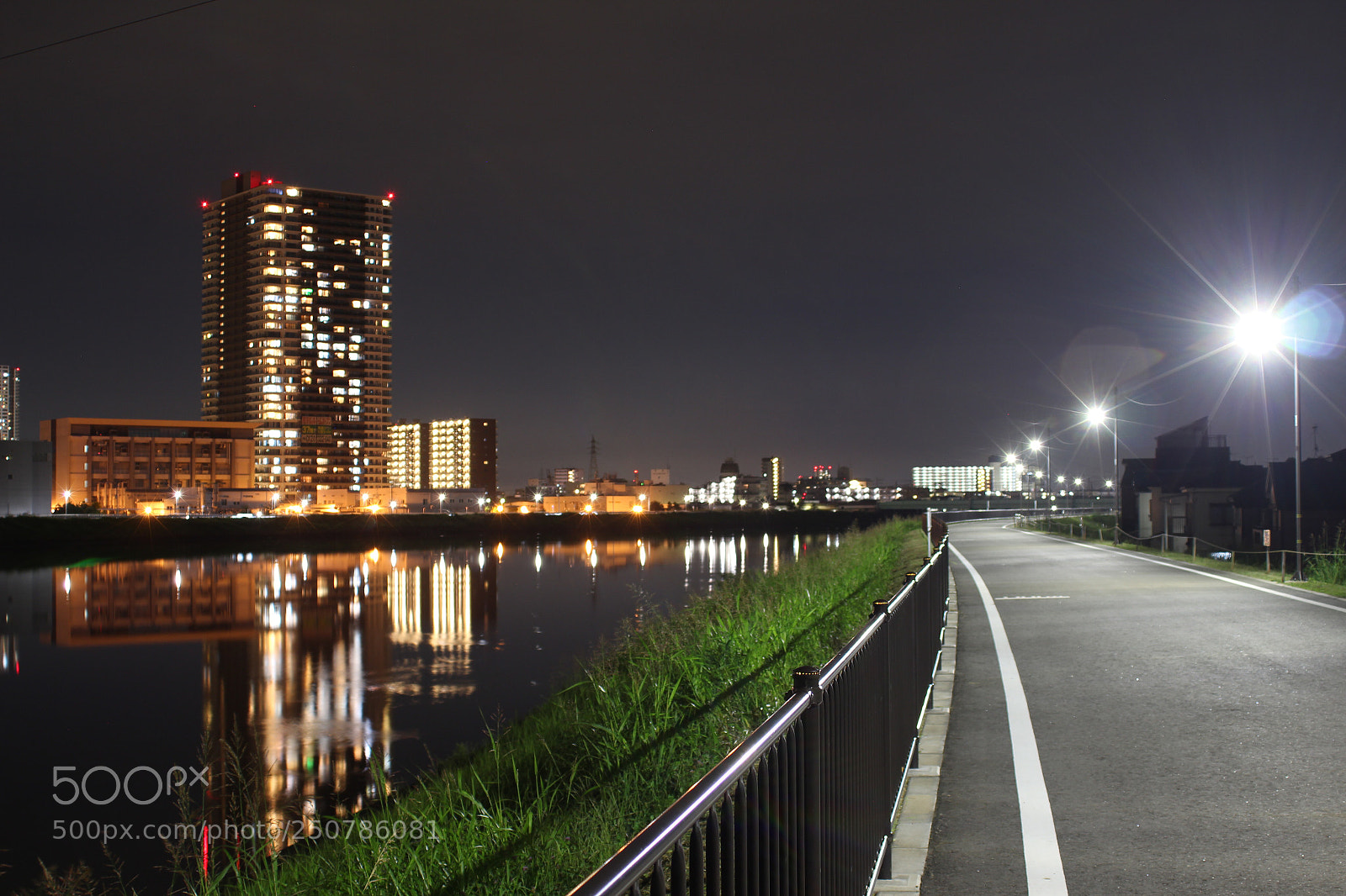 Canon EOS 700D (EOS Rebel T5i / EOS Kiss X7i) sample photo. Night in the city photography