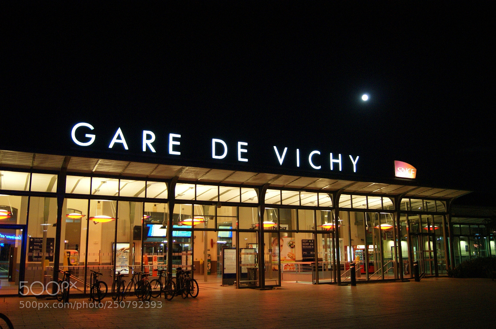 Sony Alpha DSLR-A290 sample photo. Goodbyes at the station photography