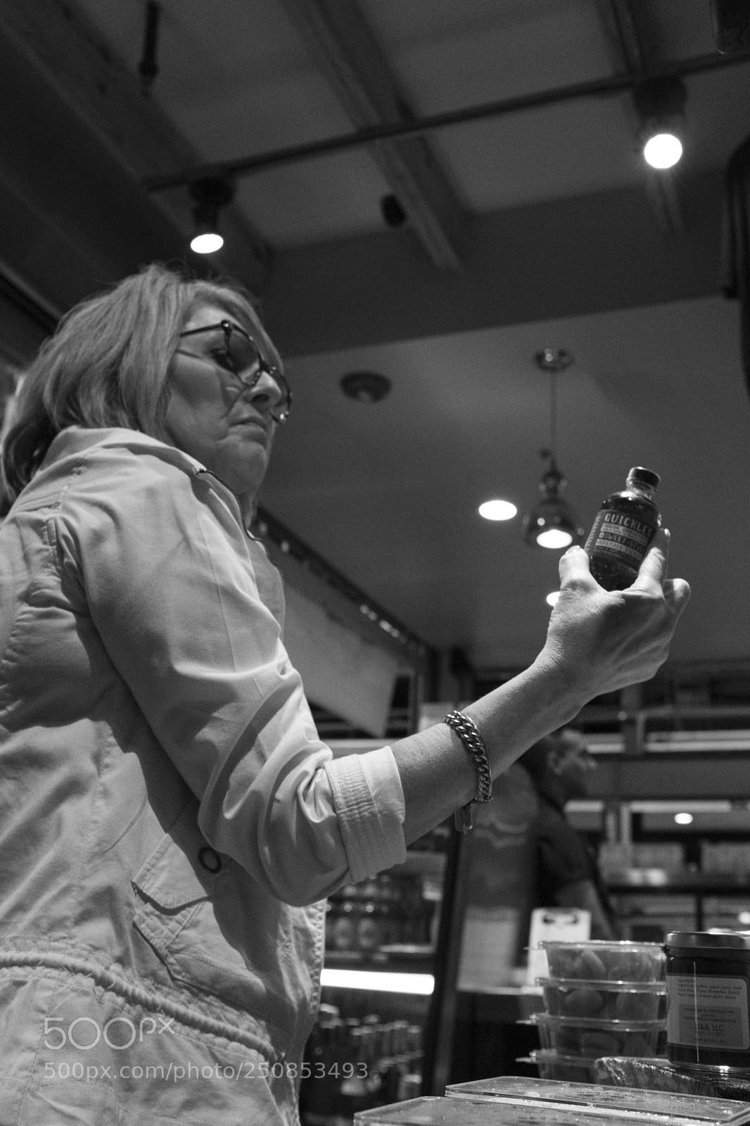 Fujifilm X100F sample photo. Reading the label photography