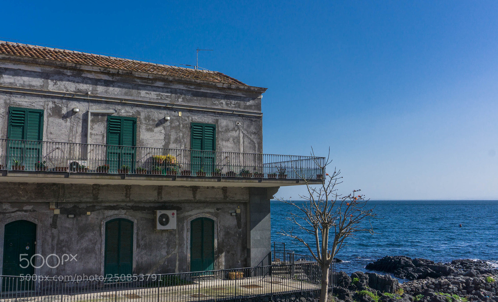 Sony a6000 sample photo. The house in the photography