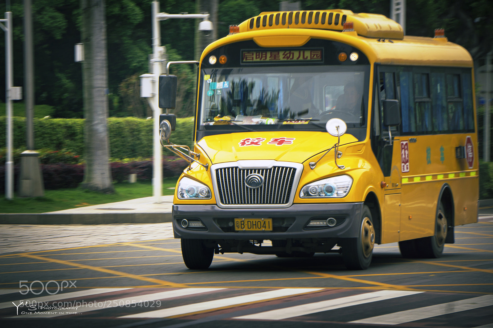 Sony a6000 sample photo. The little yellow bus. 小黄巴士。 photography