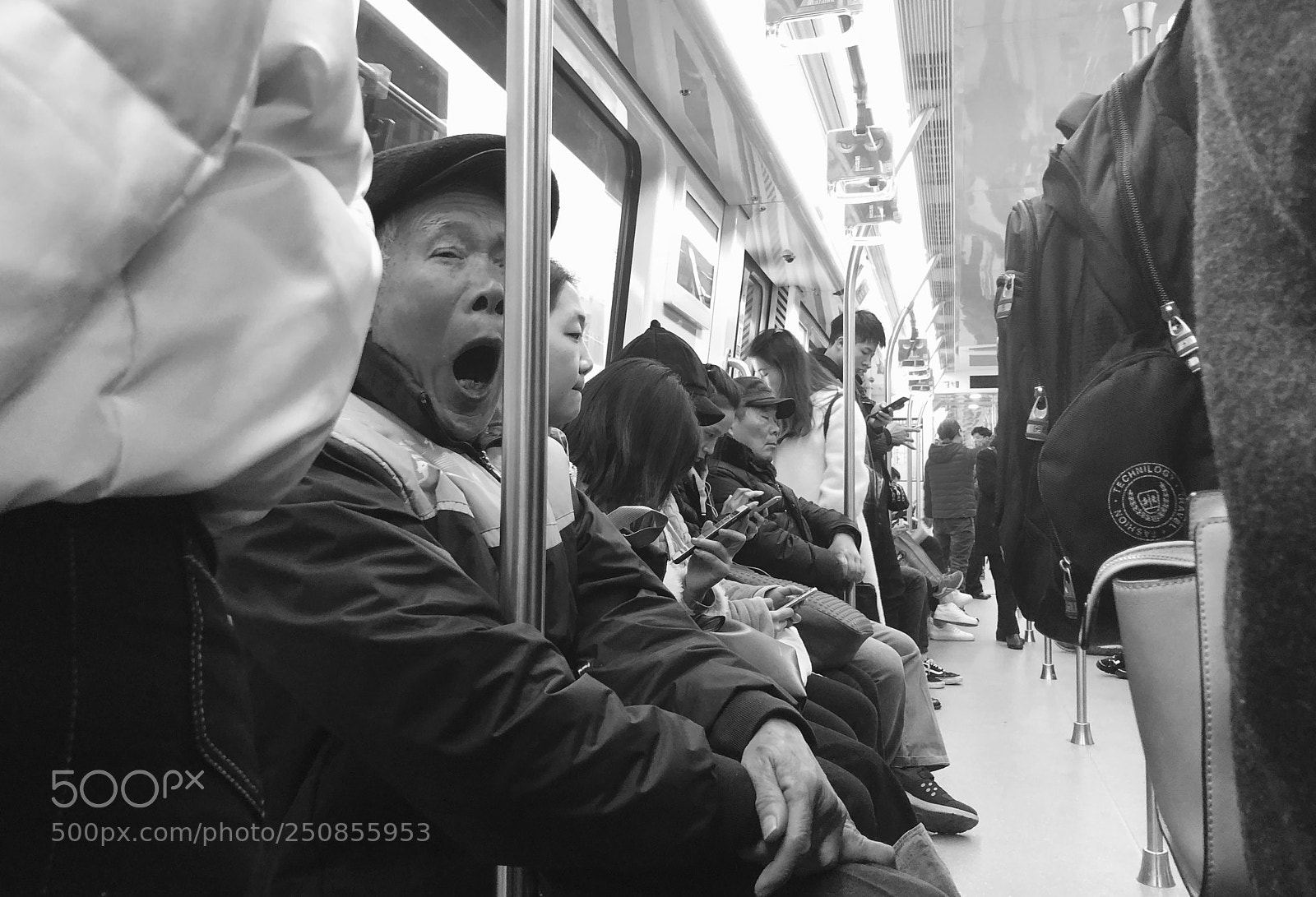 Apple iPhone X sample photo. “地铁上的人” photography