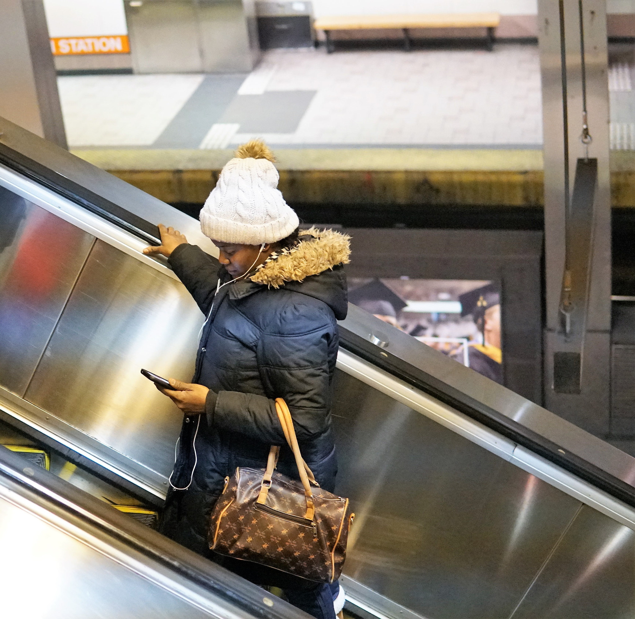 Sony a6500 + Sigma 30mm F1.4 DC DN | C sample photo. Up escalator photography