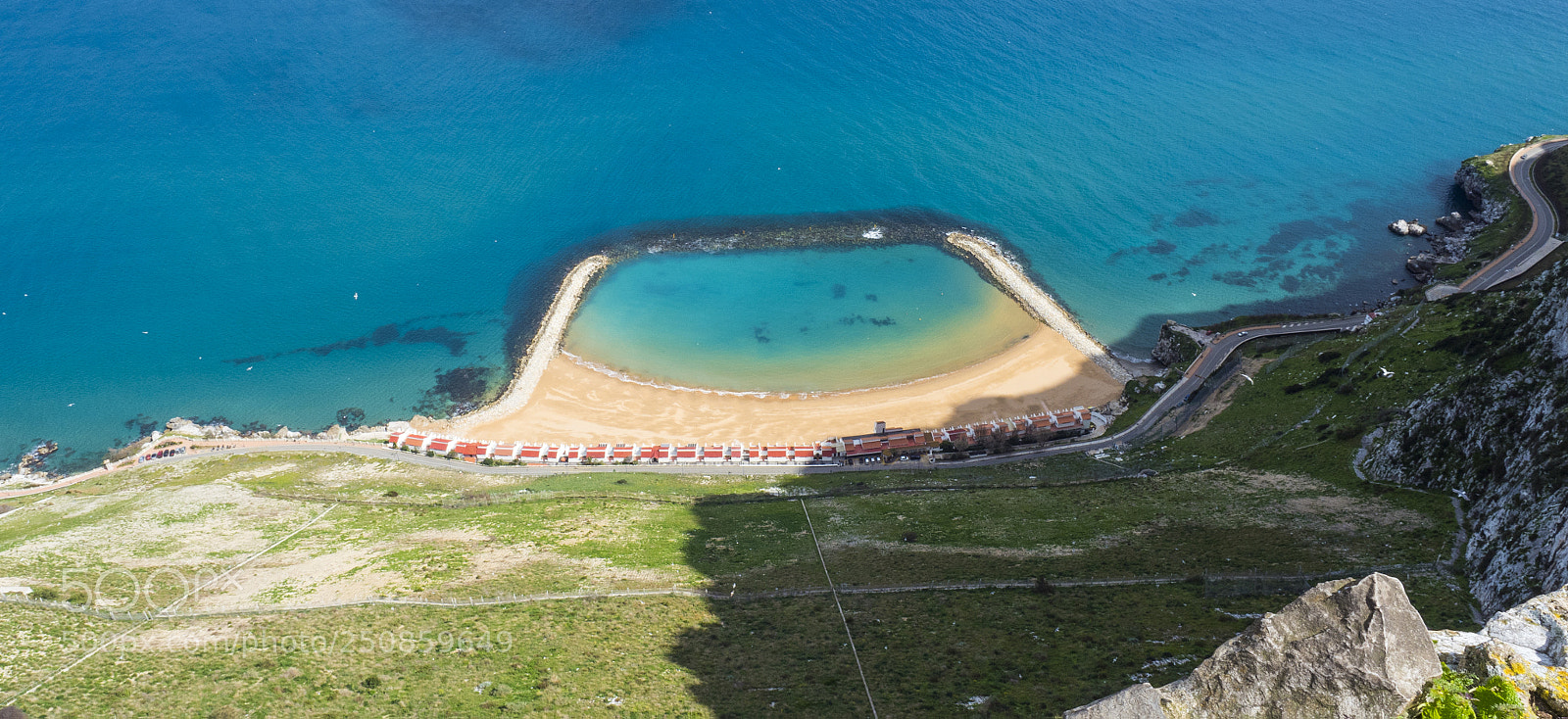 Olympus OM-D E-M5 II sample photo. Beach under the rock photography