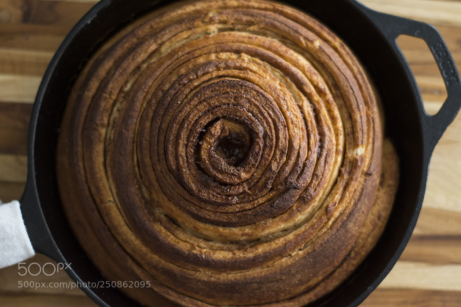 Nikon D7100 sample photo. Skillet cinnamon roll photography