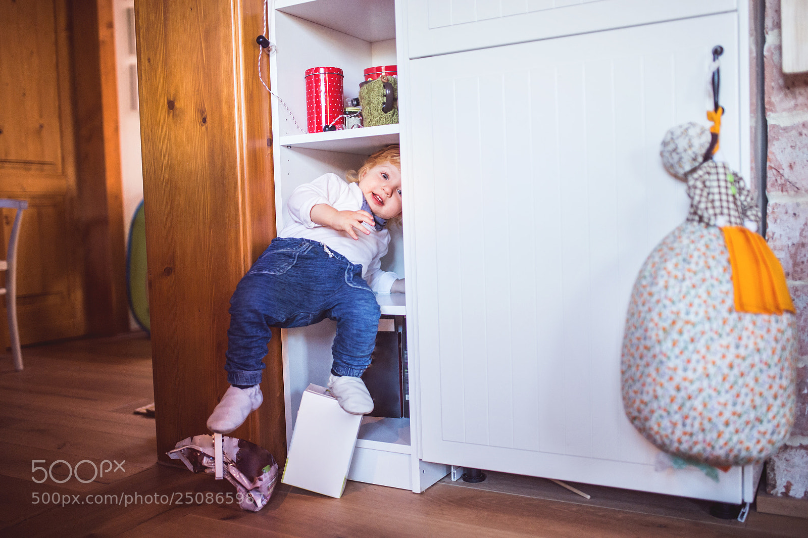 Nikon D4S sample photo. Toddler boy in dangerous photography