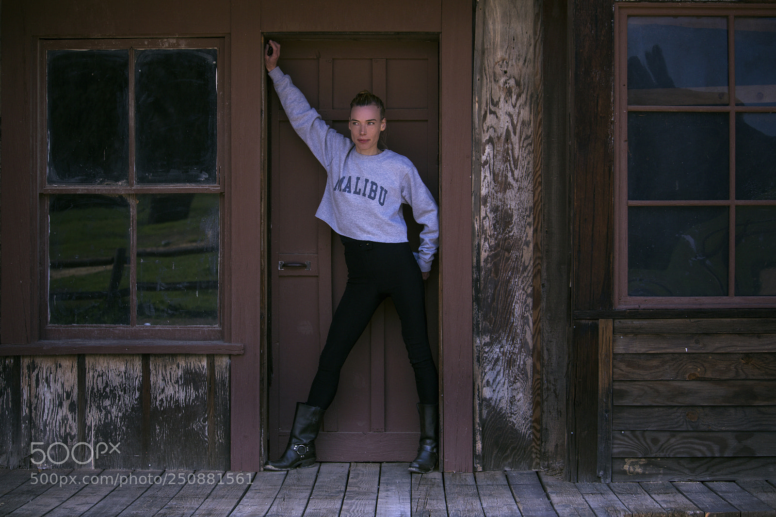 Canon EOS 750D (EOS Rebel T6i / EOS Kiss X8i) sample photo. Mailbox shirt girl photography