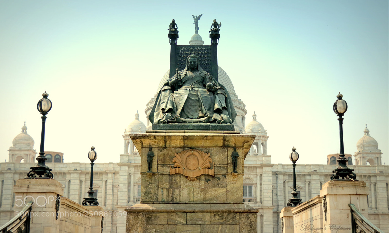 Canon EOS 80D sample photo. Statue of queen victoria photography