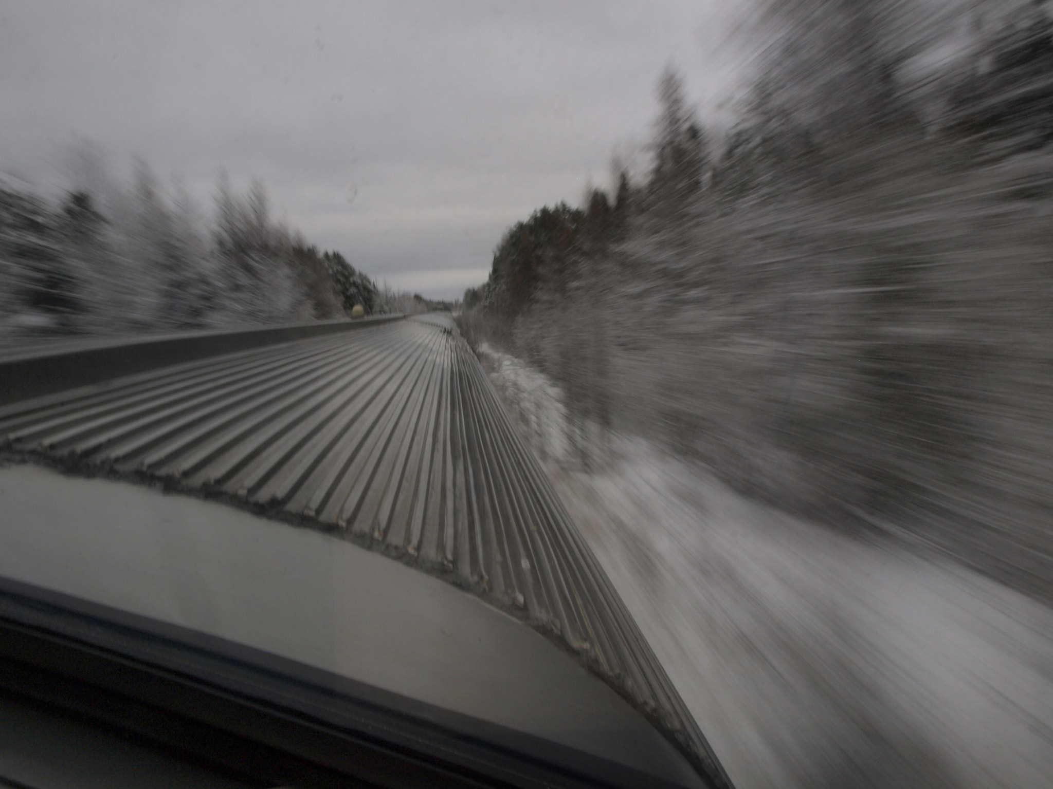 Olympus E-450 (EVOLT E-450) sample photo. Vitesse du train... photography
