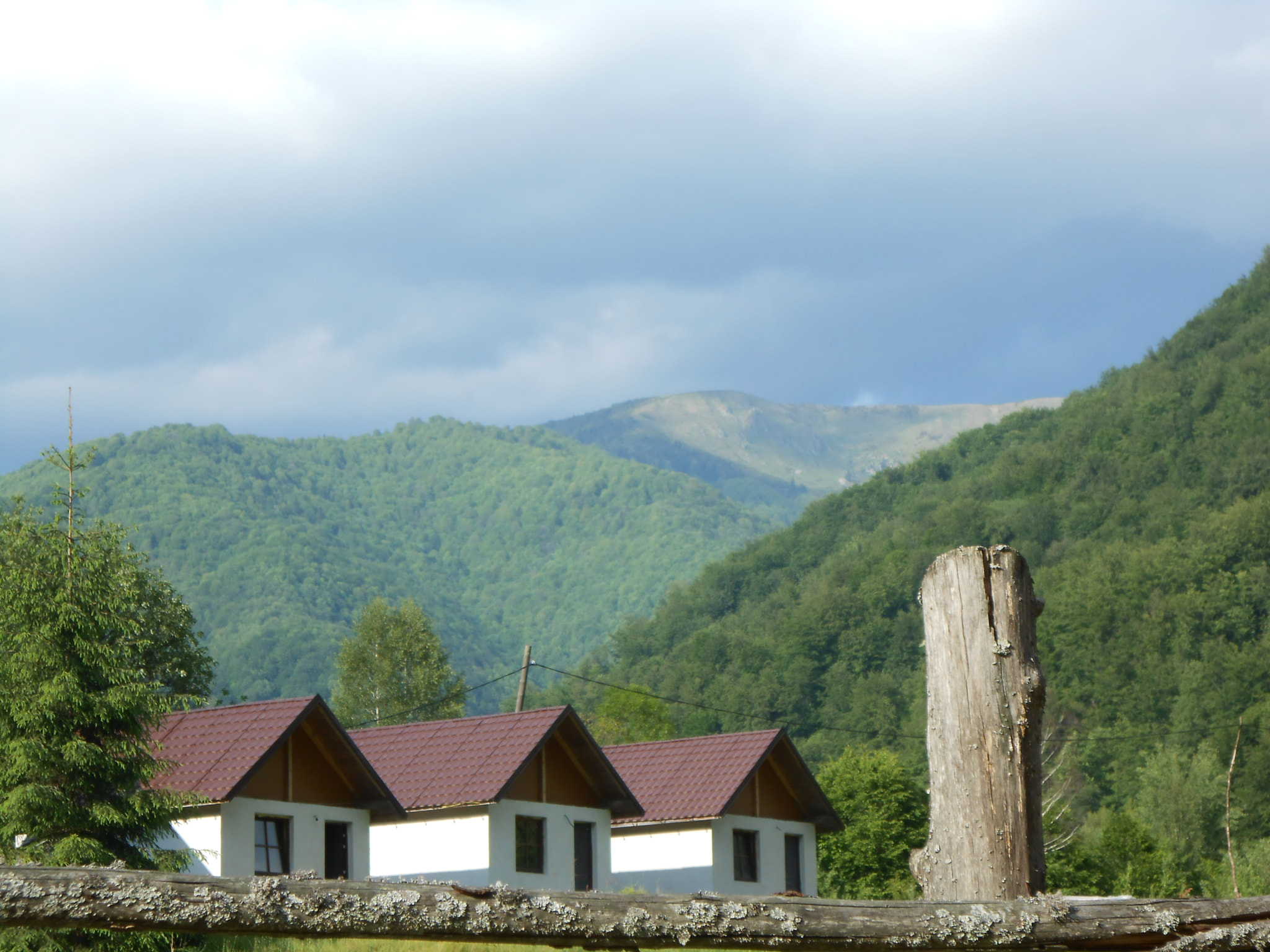 Nikon COOLPIX S2700 sample photo. Houses between the mountains photography
