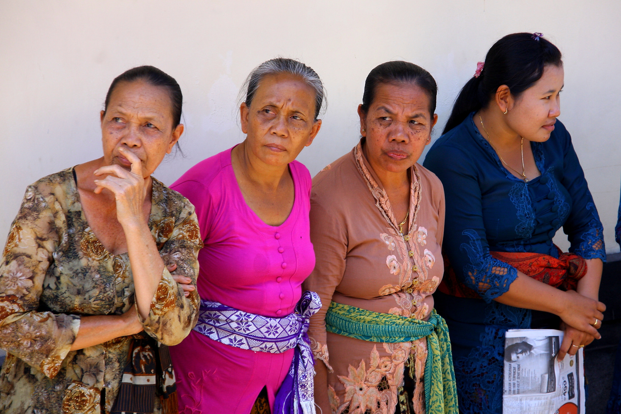 Canon EOS 40D + Sigma 18-200mm f/3.5-6.3 DC OS sample photo. Women at a temple ceremony in bali photography