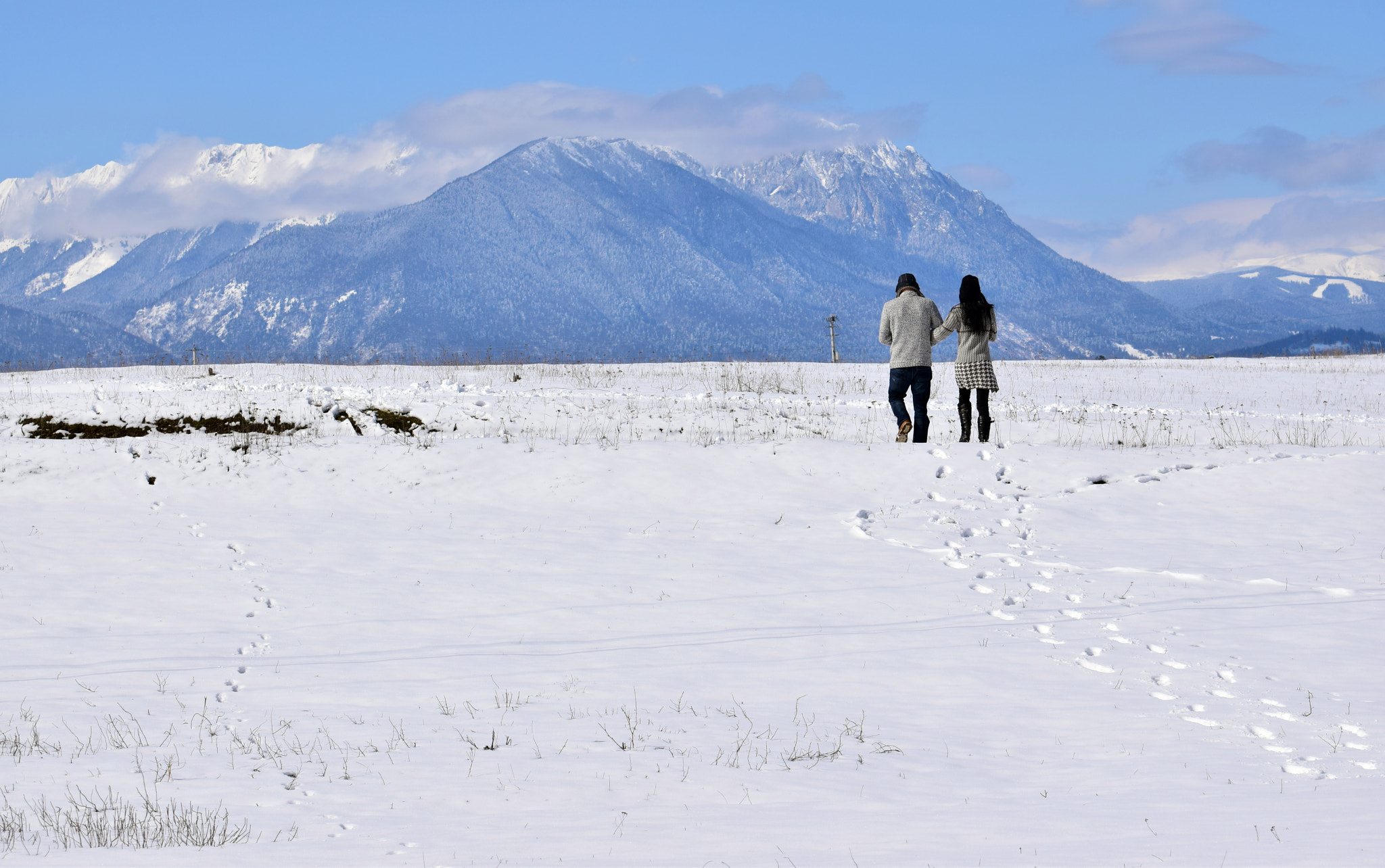 Nikon D5300 + Nikon AF-S Nikkor 70-300mm F4.5-5.6G VR sample photo. Couple in the mountains photography