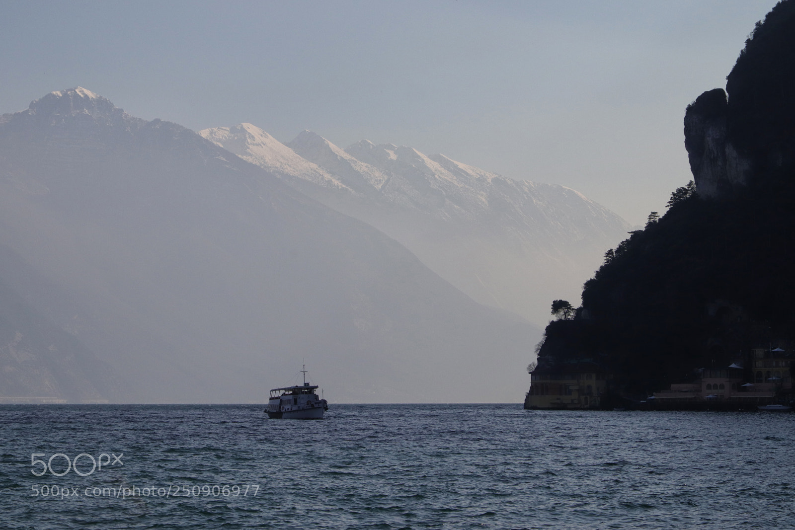 Canon EOS 200D (EOS Rebel SL2 / EOS Kiss X9) sample photo. Boat on the lake photography