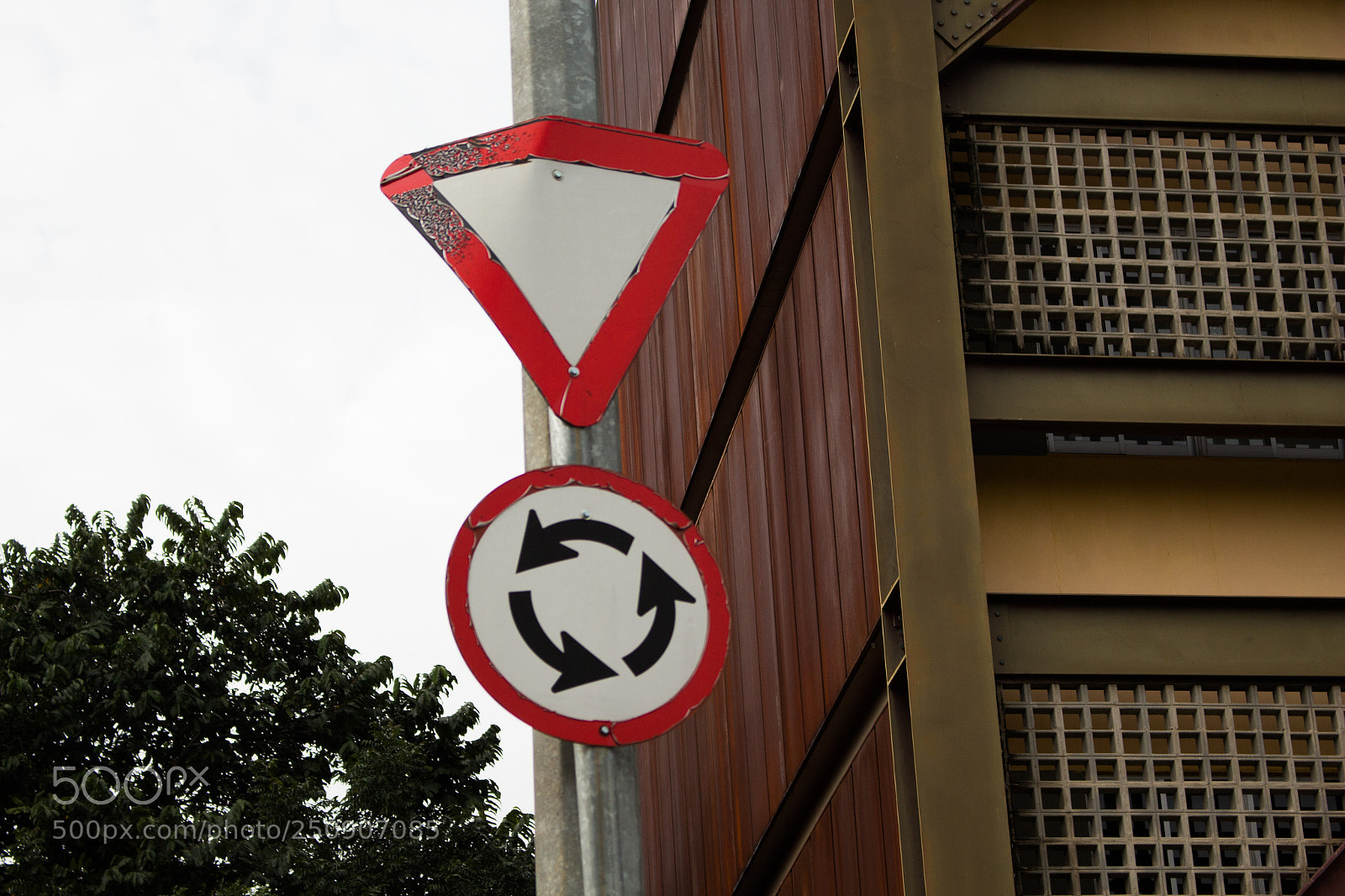 Canon EOS 700D (EOS Rebel T5i / EOS Kiss X7i) sample photo. Rusty building photography
