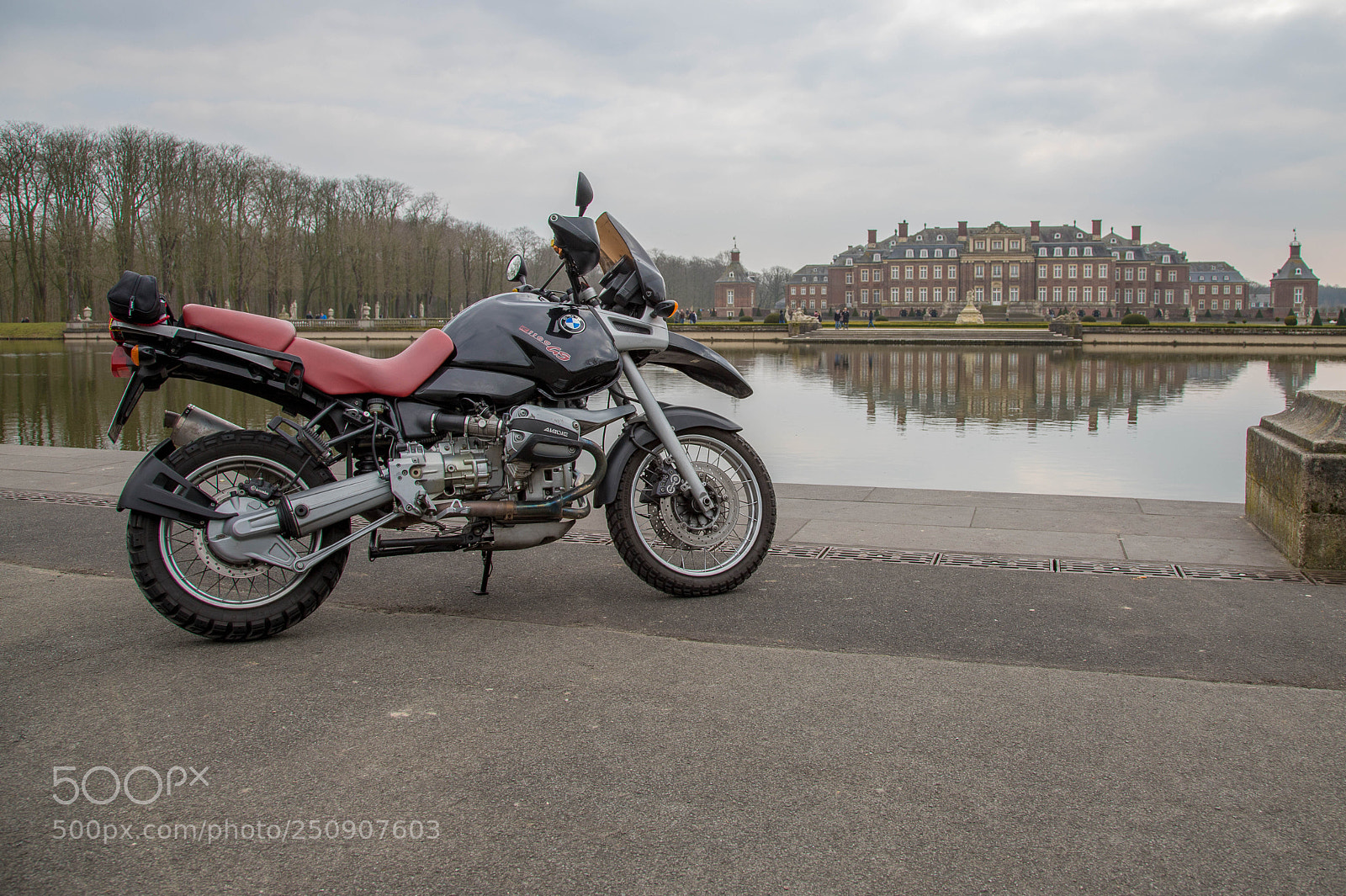 Canon EOS 6D Mark II sample photo. Nasse hofeinfahrt photography
