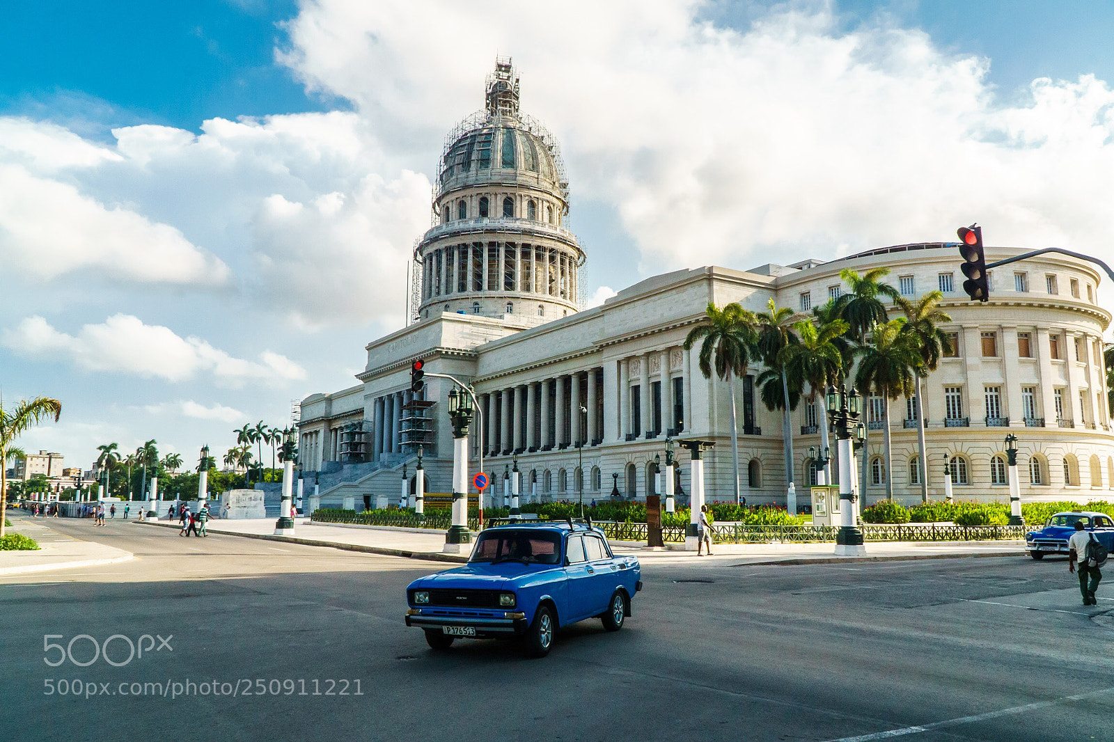 Sony a6000 sample photo. Capitolio and blue oldcar /2017 photography