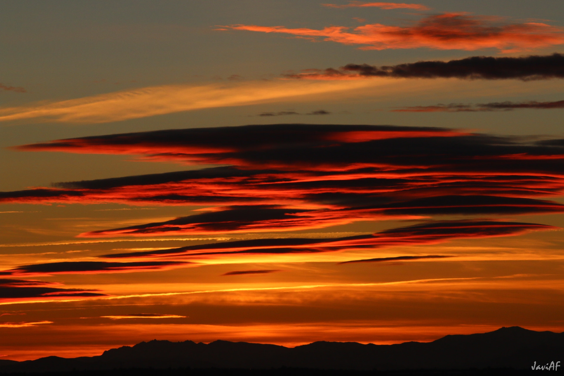 Sigma 150-500mm F5-6.3 DG OS HSM sample photo. El sol se pone bajo las montañas photography