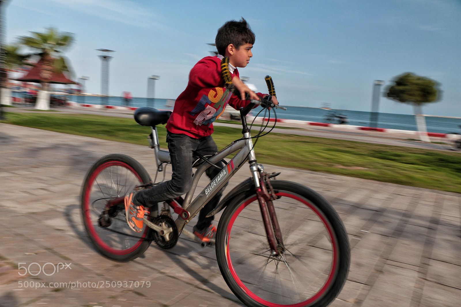 Canon EOS 700D (EOS Rebel T5i / EOS Kiss X7i) sample photo. Small cyclist photography