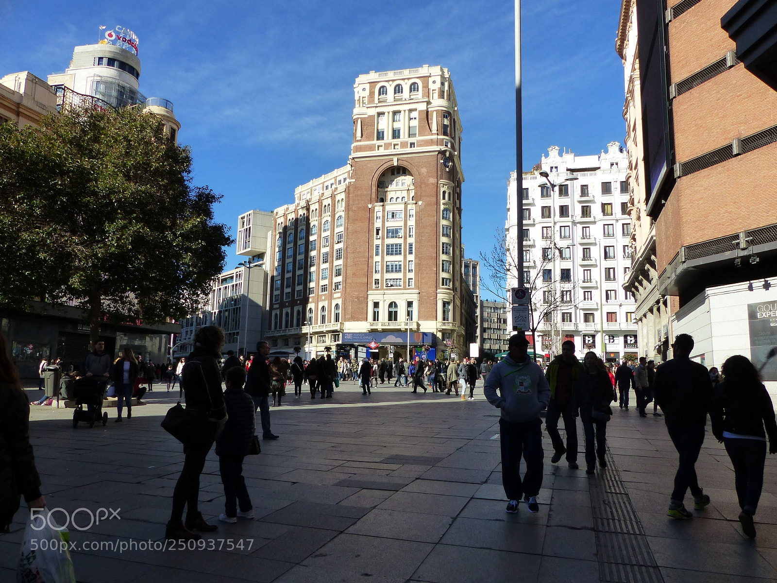 Panasonic Lumix DMC-FZ200 sample photo. Plaza callao, madrid photography