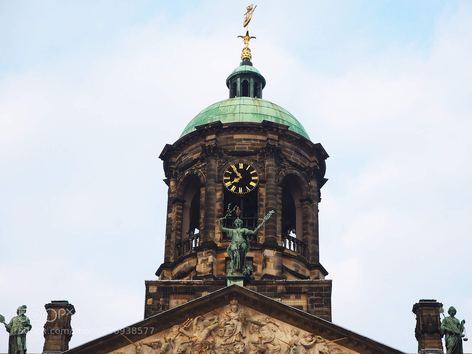 Olympus OM-D E-M10 III sample photo. The top of royal photography