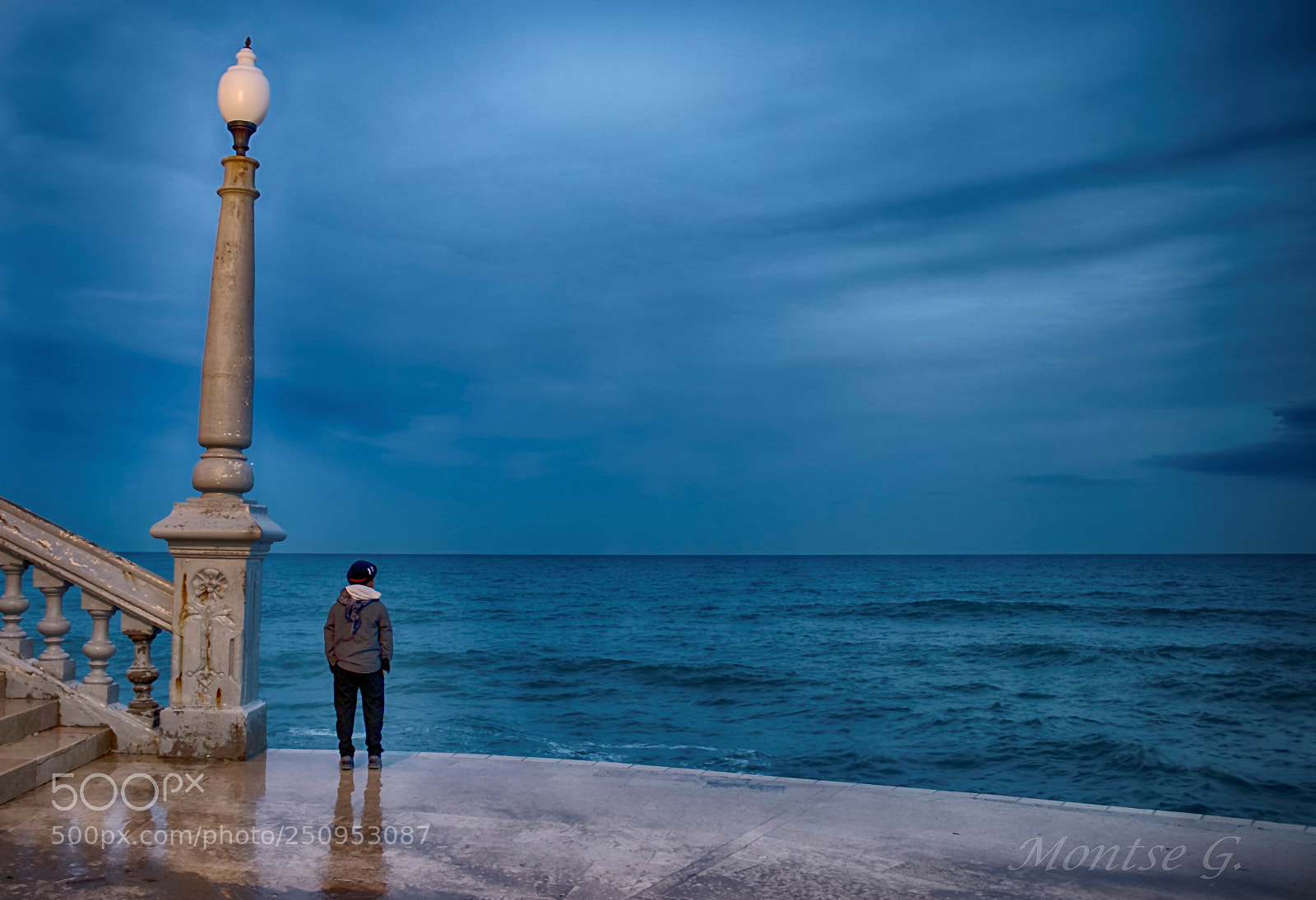 Canon EOS 77D (EOS 9000D / EOS 770D) sample photo. Looking at the sea photography