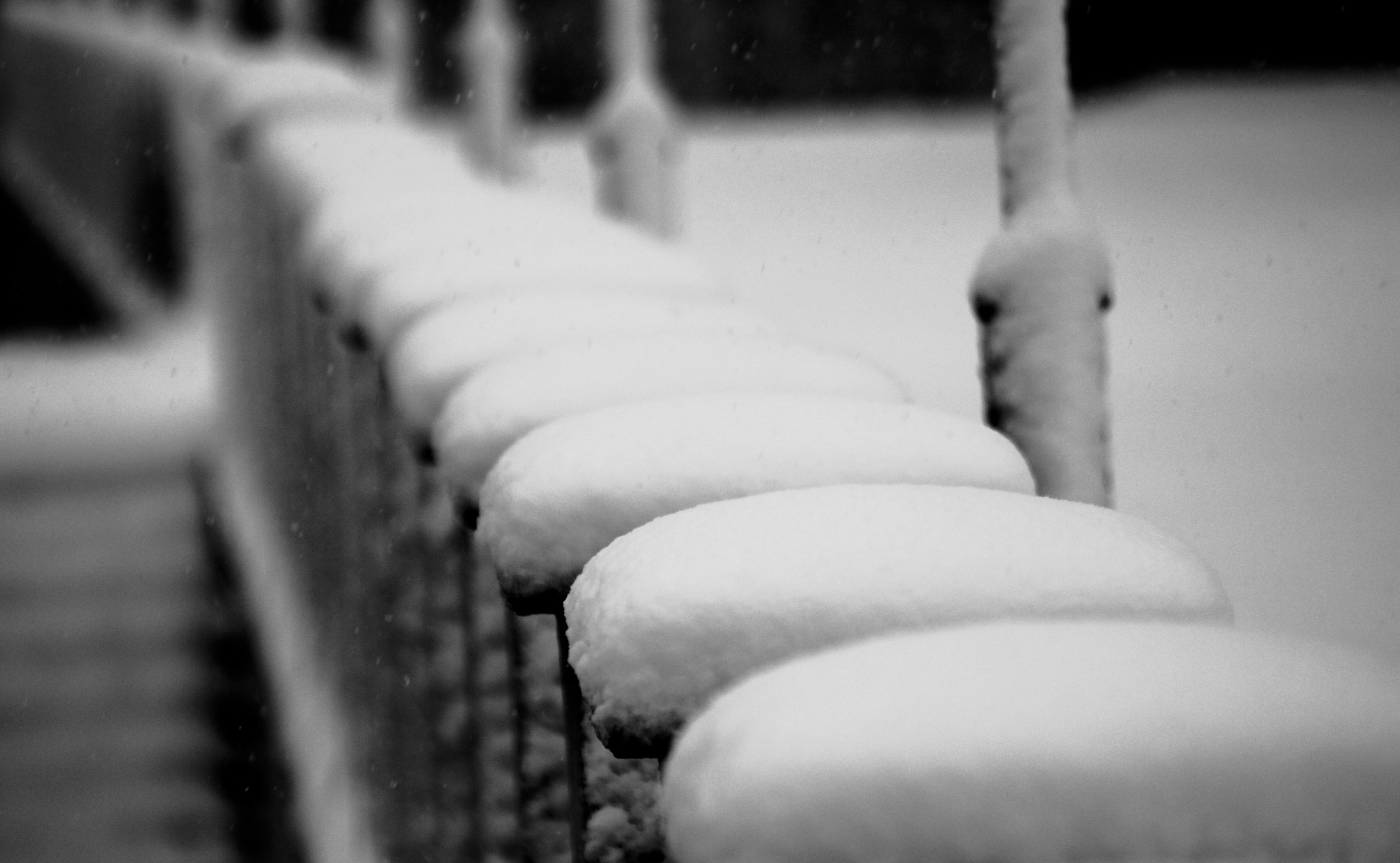 Canon EOS 550D (EOS Rebel T2i / EOS Kiss X4) + Sigma 70-300mm F4-5.6 APO DG Macro sample photo. Snow perspective photography