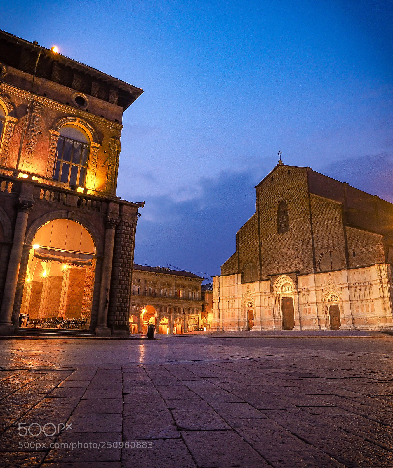 Olympus OM-D E-M10 sample photo. Piazza maggiore, bologna photography