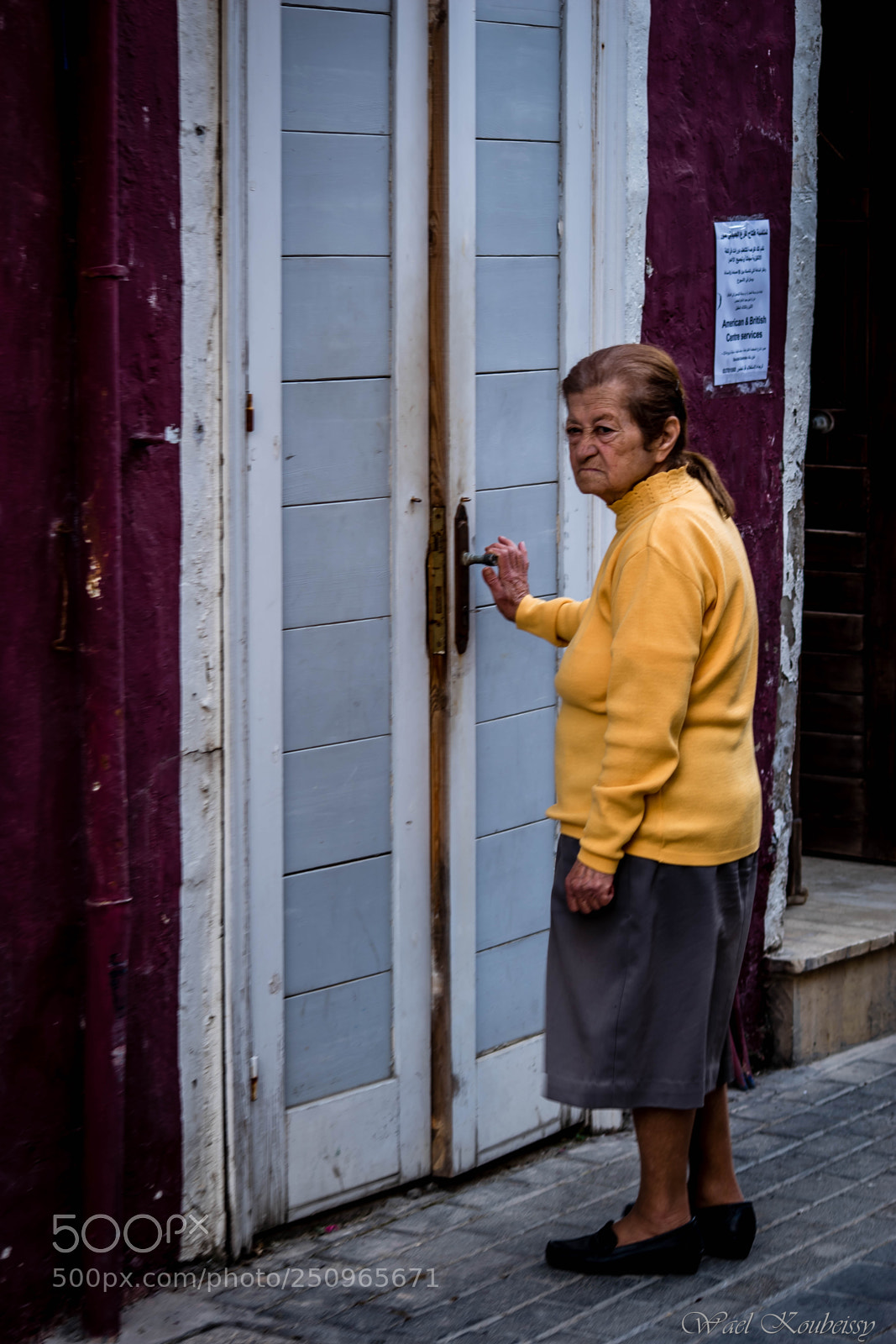 Nikon D5500 sample photo. Woman by the door photography